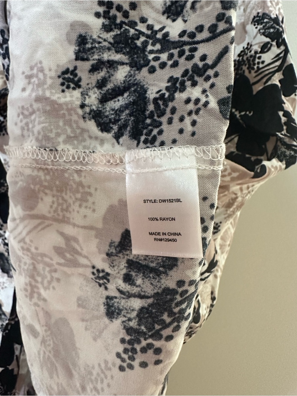 Sleeveless Floral Button-Front Tunic Dress in Black & Taupe - Picture 4 of 6